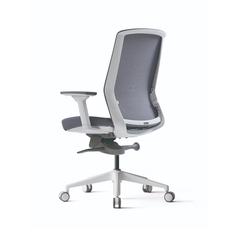 Silla NIMBO con apoyabrazos base blanca